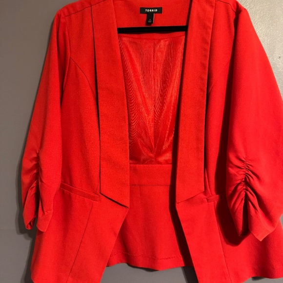 Torrid Red Open Cutaway Blazer Ruched Sleeve Sz 1 - Picture 1 of 2